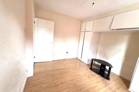 2 bedroom semi-detached house to rent, Oak Way, Feltham, Middlesex, TW14
