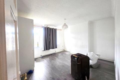 2 bedroom semi-detached house to rent, Oak Way, Feltham, Middlesex, TW14