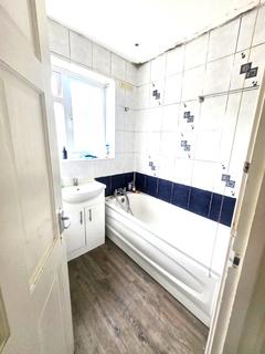 2 bedroom semi-detached house to rent, Oak Way, Feltham, Middlesex, TW14