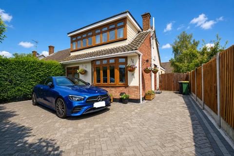 5 bedroom chalet for sale, Nutcombe Crescent, Rochford