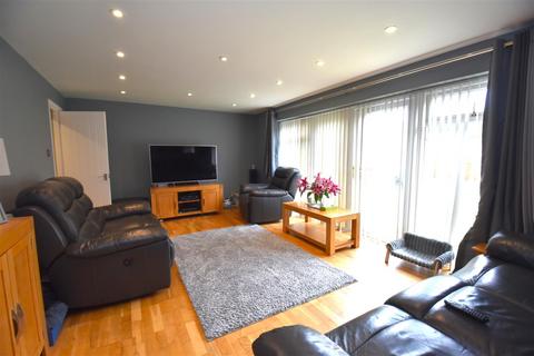 5 bedroom chalet for sale, Nutcombe Crescent, Rochford