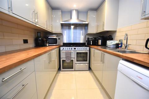 5 bedroom chalet for sale, Nutcombe Crescent, Rochford
