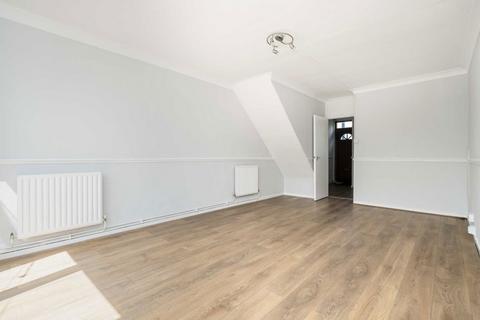 3 bedroom flat to rent, Cottage Street, London E14