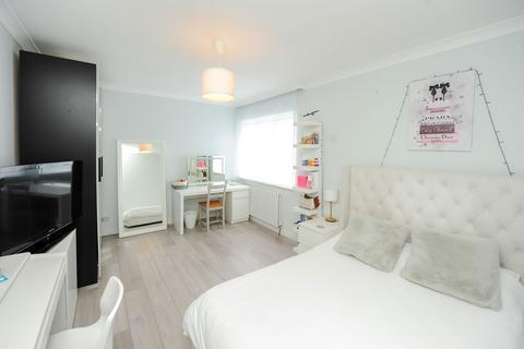 4 bedroom flat for sale, Victoria Road, Ruislip, HA4