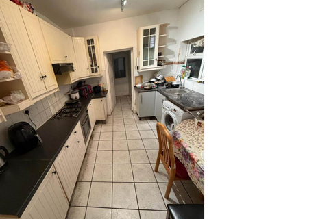 1 bedroom in a house share to rent, St. Winefride's Avenue, London E12
