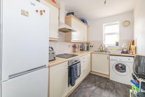 2 bedroom flat for sale, Gravelly Field, Ashford, Kent, TN23