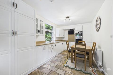3 bedroom end of terrace house for sale, Taylor Hill Road, Berry Brow, West Yorkshire HD4