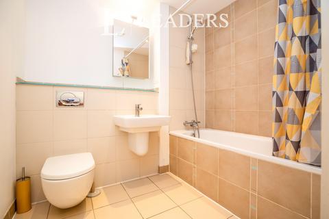 2 bedroom flat to rent, The Blue Building, Gunwharf Quays, PO1