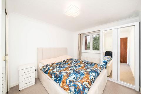 2 bedroom flat to rent, Adams Close, Surbiton KT5