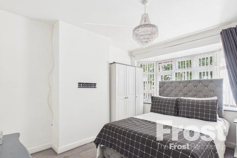 4 bedroom semi-detached house to rent, The Drive, Feltham, TW14