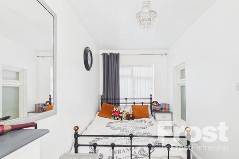 4 bedroom semi-detached house to rent, The Drive, Feltham, TW14