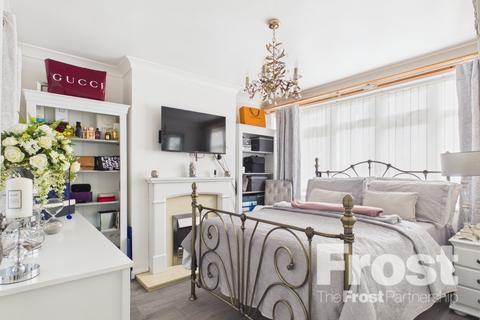 4 bedroom semi-detached house to rent, The Drive, Feltham, TW14