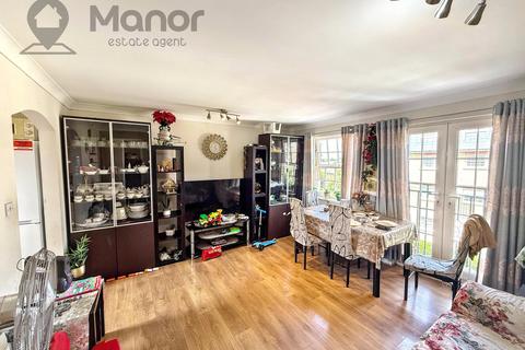 2 bedroom flat to rent, Queensberry Place, Manor Park, E12 6UN