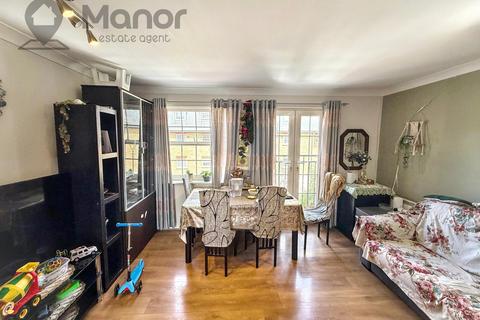 2 bedroom flat to rent, Queensberry Place, Manor Park, E12 6UN