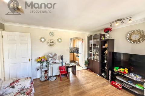 2 bedroom flat to rent, Queensberry Place, Manor Park, E12 6UN