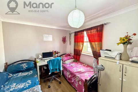 2 bedroom flat to rent, Queensberry Place, Manor Park, E12 6UN