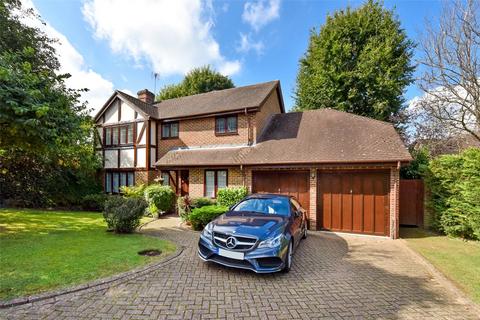 4 bedroom detached house to rent, Cedar Drive, Fetcham, Leatherhead, Surrey, KT22