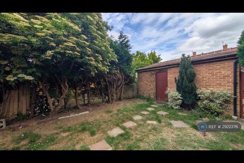 2 bedroom end of terrace house to rent, Ryvers Road, Slough, SL3