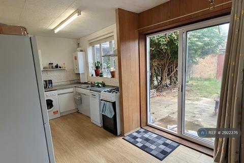 2 bedroom end of terrace house to rent, Ryvers Road, Slough, SL3