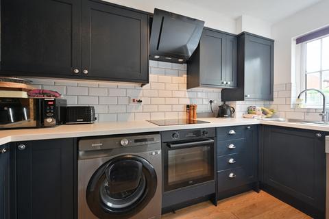 2 bedroom semi-detached house to rent, Thompson Way, Rickmansworth, WD3