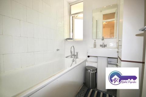 1 bedroom in a flat share to rent, Westferry, London E14