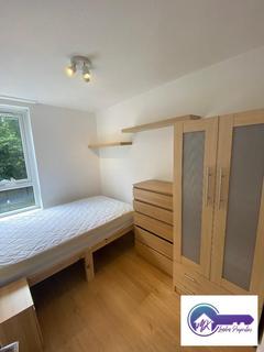 1 bedroom in a flat share to rent, Westferry, London E14