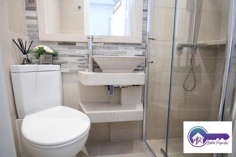 1 bedroom in a flat share to rent, London W2