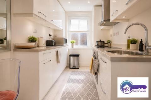 1 bedroom in a flat share to rent, London W2