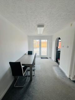 3 bedroom semi-detached house to rent, Feltham TW14