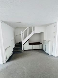 3 bedroom semi-detached house to rent, Feltham TW14
