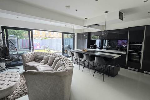 4 bedroom terraced house to rent, Cotswold Gardens, London, London, E6