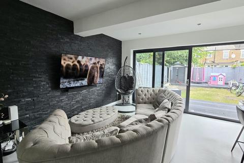 4 bedroom terraced house to rent, Cotswold Gardens, London, London, E6