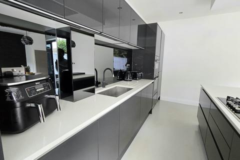 4 bedroom terraced house to rent, Cotswold Gardens, London, London, E6