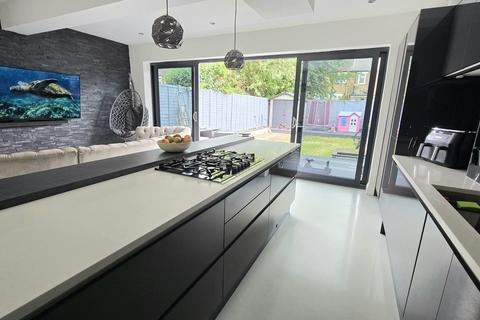 4 bedroom terraced house to rent, Cotswold Gardens, London, London, E6