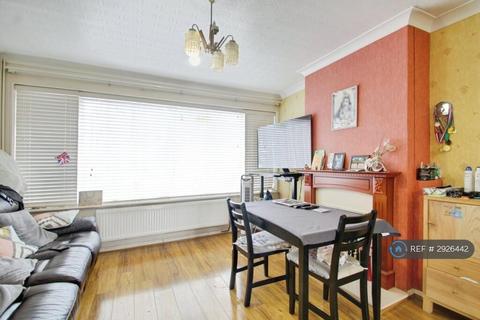 3 bedroom semi-detached house to rent, Alderbury Road West, Slough, SL3