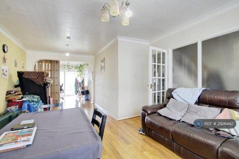 3 bedroom semi-detached house to rent, Alderbury Road West, Slough, SL3