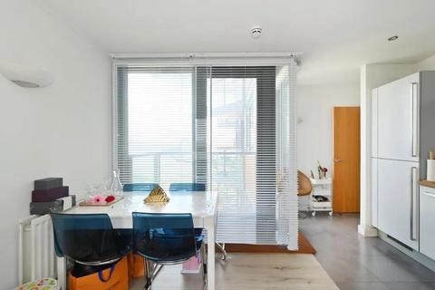 2 bedroom flat to rent, Neutron Tower, Blackwall Way, E14