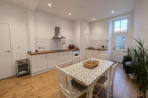 3 bedroom end of terrace house to rent, Castle Street, Launceston, Cornwall, PL15