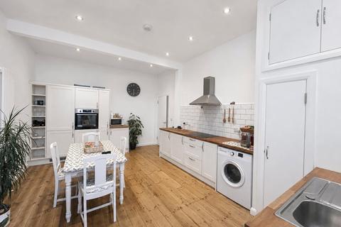 3 bedroom end of terrace house to rent, Castle Street, Launceston, Cornwall, PL15