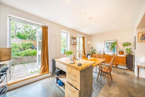 3 bedroom flat for sale, Gautrey Road, London SE15