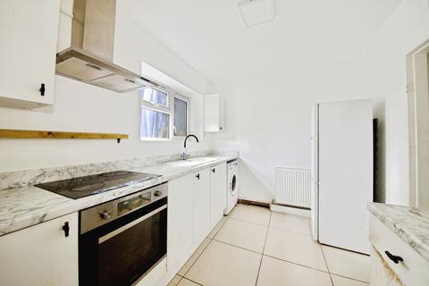 3 bedroom flat for sale, Churchbury Lane, Enfield, EN1