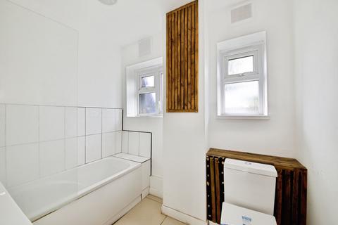 3 bedroom flat for sale, Churchbury Lane, Enfield, EN1