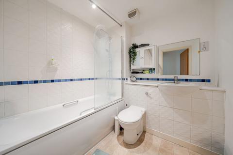 1 bedroom flat for sale, St. Georges Way, London, SE15
