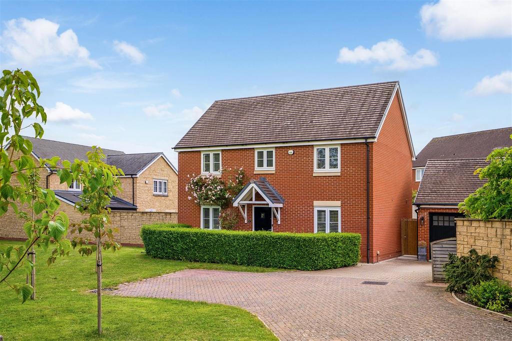 Detached house exterior, driveway