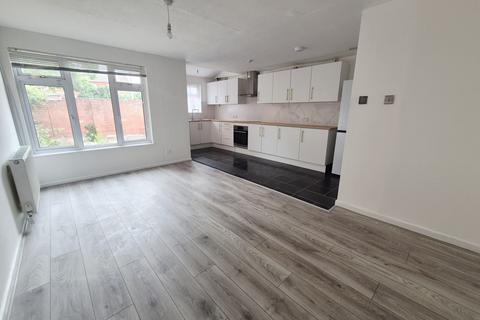 3 bed terraced house for rent in Gordon Road, Basildon