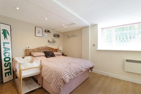 2 bedroom flat for sale, Denmark Road, London, SE5