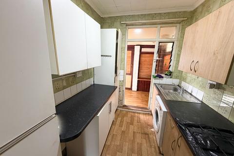 4 bedroom terraced house to rent, Springfield Drive, Ilford, IG2