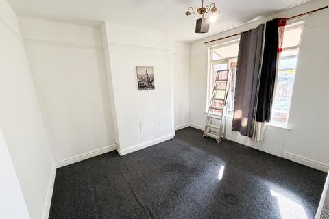 4 bedroom terraced house to rent, Springfield Drive, Ilford, IG2