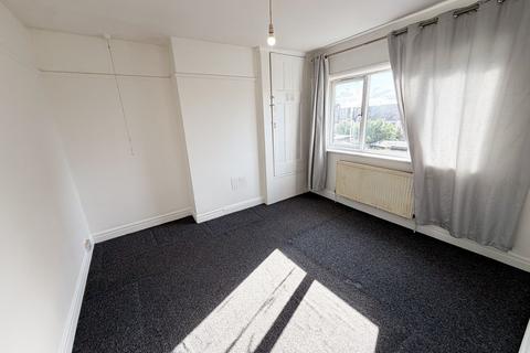 4 bedroom terraced house to rent, Springfield Drive, Ilford, IG2