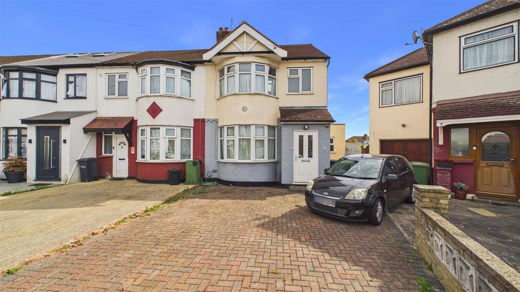 Detached house exterior, driveway